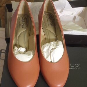 Soft Style Women's Coral Pumps
